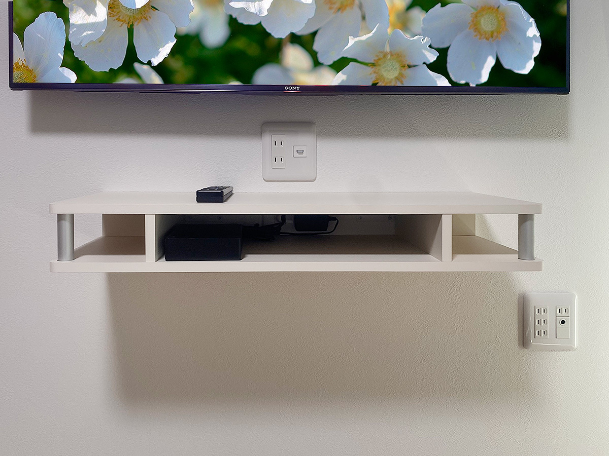 テレビ下に取り付けた2段タイプのウォールシェルフ。レコーダー機器の置き場として最適です。 テレビ下に取り付けた2段タイプのウォールシェルフ。レコーダー機器の置き場として最適です。