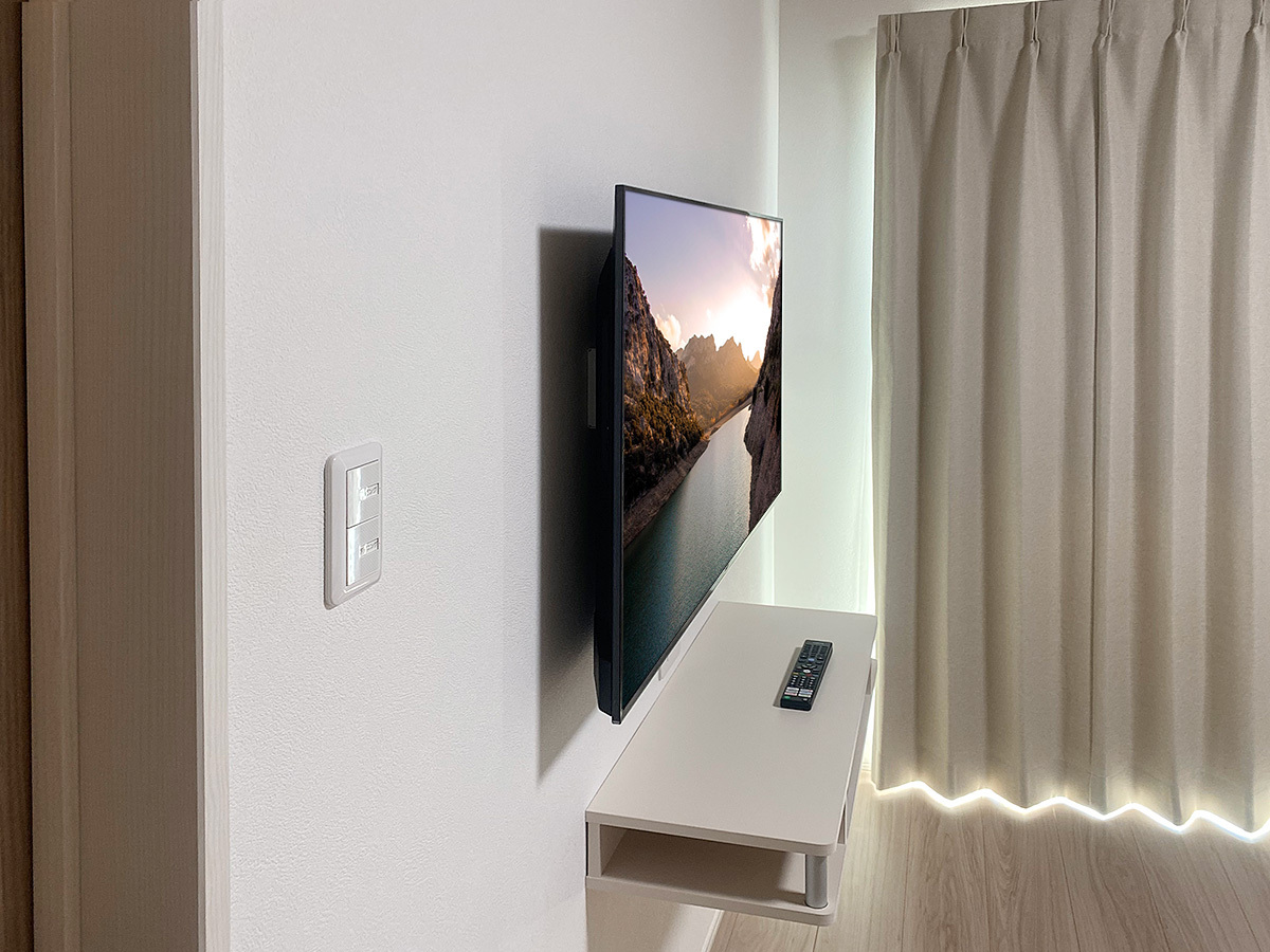 横方向から見たところ。テレビと壁面のすきまを最小限に抑えるには、角度固定式タイプの金具がおすすめです。 横方向から見たところ。テレビと壁面のすきまを最小限に抑えるには、角度固定式タイプの金具がおすすめです。