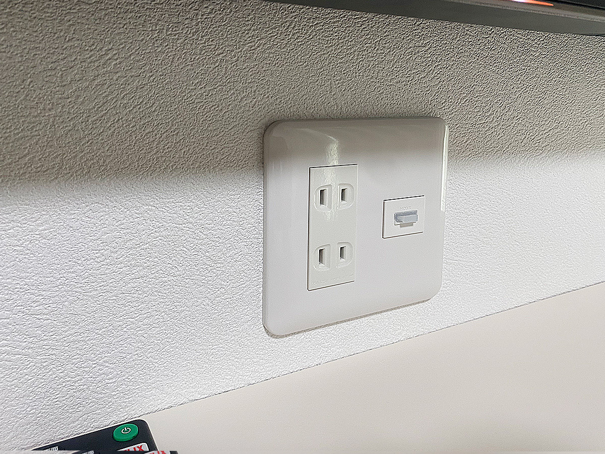 テレビ下のHDMI端子を持つコンセントパネル。ここにゲーム機などを接続するとテレビに映像とサウンドが出力されます。 テレビ下のHDMI端子を持つコンセントパネル。ここにゲーム機などを接続するとテレビに映像とサウンドが出力されます。