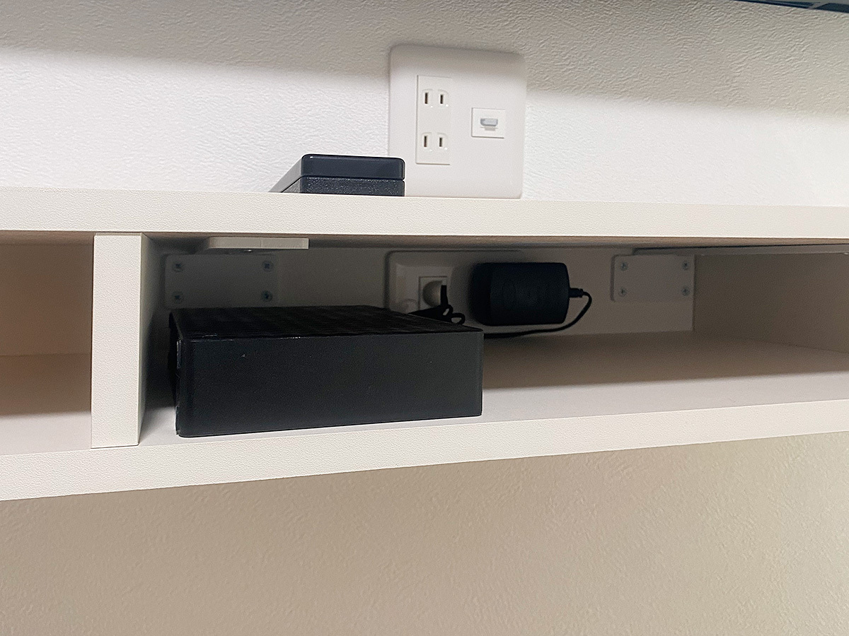 ウォールシェルフの奥に作った横向きコンセントパネル。ここから壁掛けテレビにケーブルがつながっています。 ウォールシェルフの奥に作った横向きコンセントパネル。ここから壁掛けテレビにケーブルがつながっています。