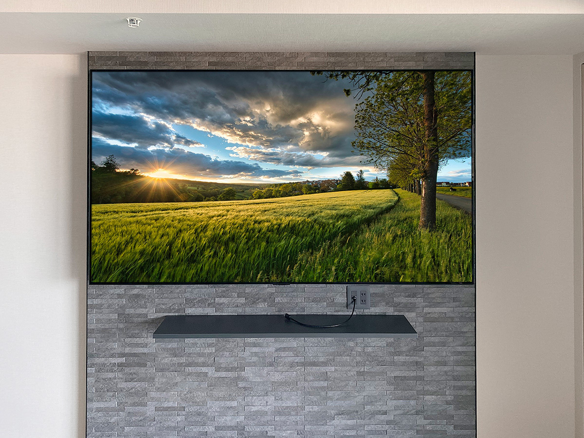 PIXYのサイズは横幅が1970mm、高さが2110mmです。テレビはLGのOLED83C4PJA。テレビのサイズは横幅1851mm、高さ1062mm、厚みは最大で55mm。重量は32.3kgです。