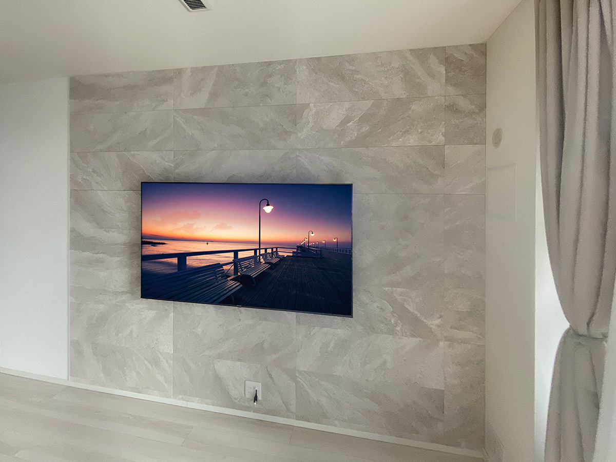 東京都中央区のマンションでエコカラット「マジェスティックスレート」を貼り、ハイセンスの65型テレビ(65E7N)を壁掛けしました。