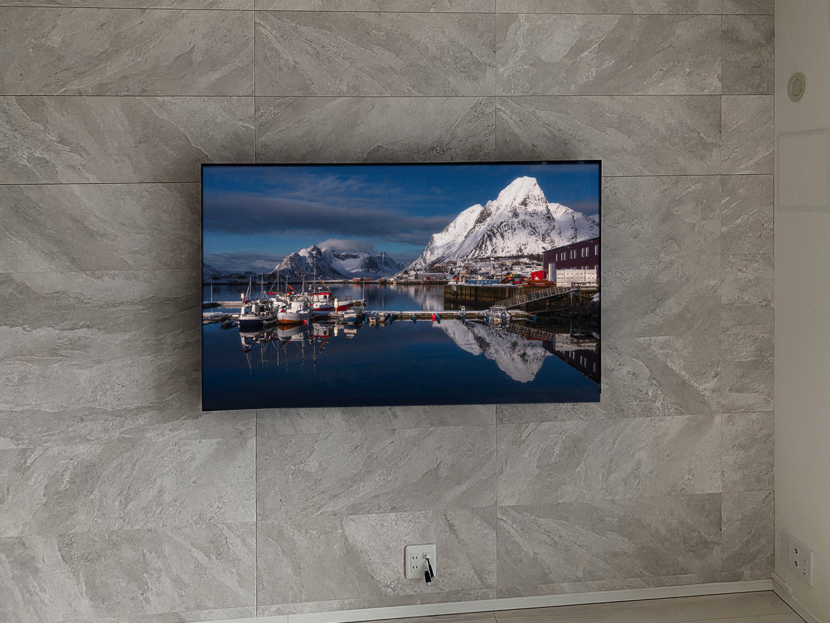 テレビはハイセンス 65E7N。本体サイズは横幅1451mm、高さ836mm、厚みは最大で79mm。重量は20kgになります。