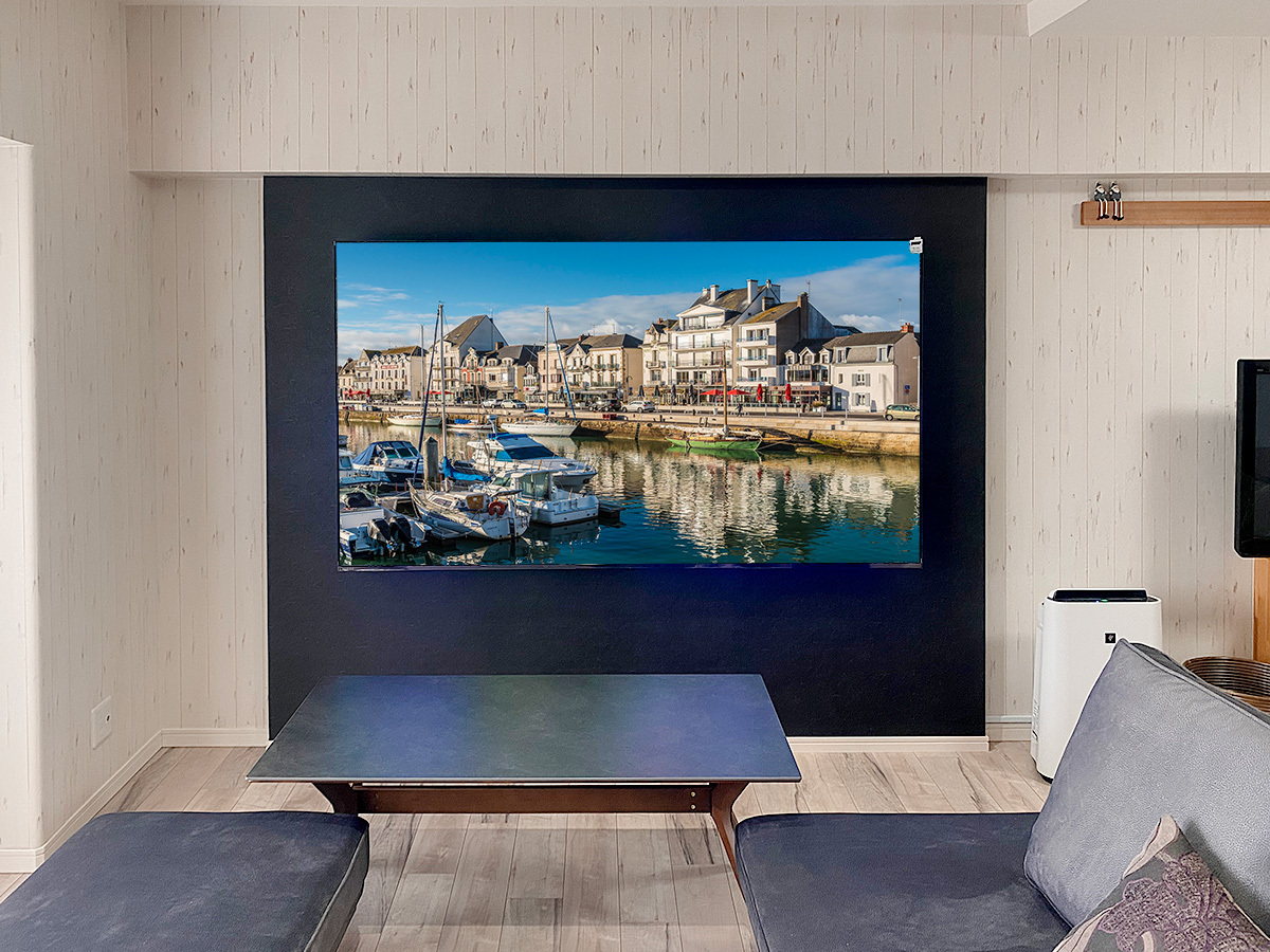 PIXYのサイズは横幅2400mm、高さが2000mm。テレビは「85M550N」壁掛け時のサイズは横幅1892mm、高さ1093mm、厚みが86mm。