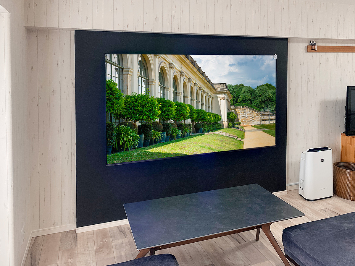 テレビ本体だけでも重量が36kg。これに壁掛け金具の重量が加わりますがPIXYと固定式金具の組み合わせならしっかりと支えてくれます。