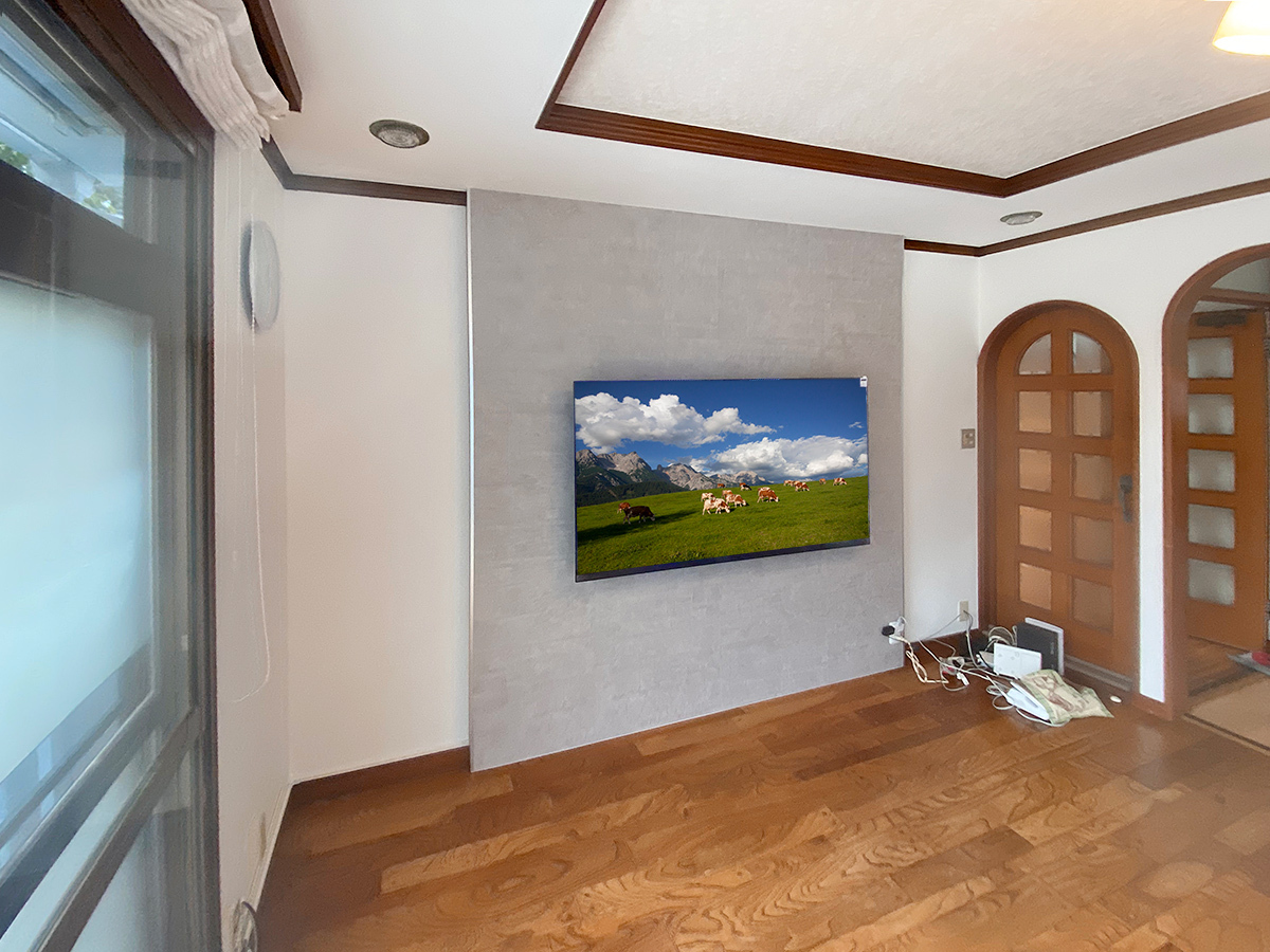 兵庫県宝塚市で本物の壁の手前にフェイクウォールPIXYを設置し、65型有機ELテレビ（東芝レグザ 65X9900N）を可動式金具で壁掛けしました