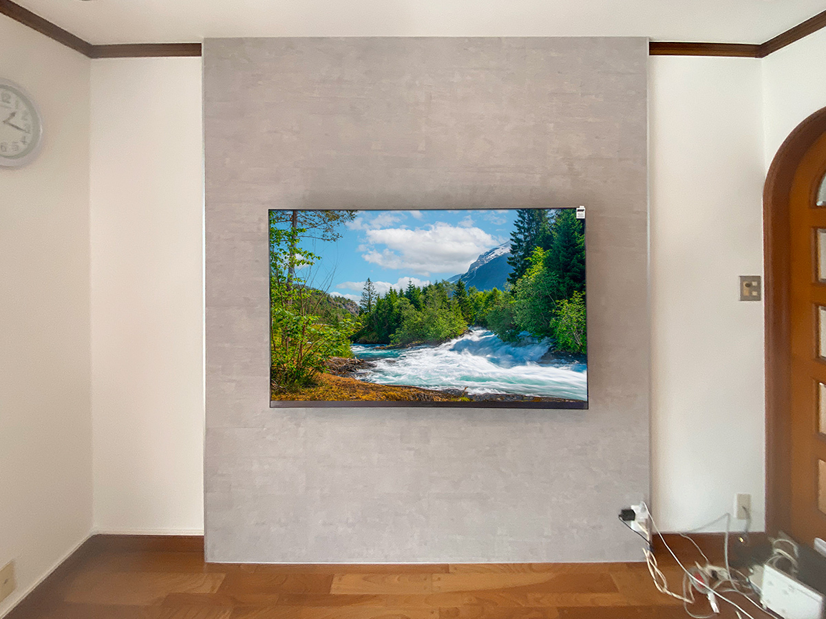 PIXY本体のサイズは横幅が2200mm、高さが2400mmになります。外装は石目調タイルのエアストーン。手触りはゴツゴツ・ザラザラとしています。