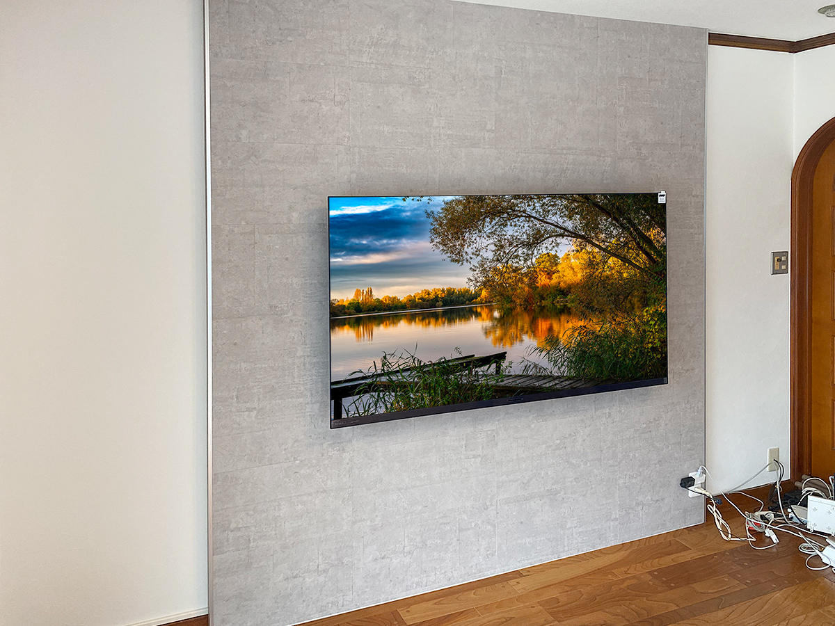 テレビ背面に専用コンセントを作り、前面の床上付近にもコンセントを一個追加しました。PIXYならお好きな場所にコンセントを作れます。