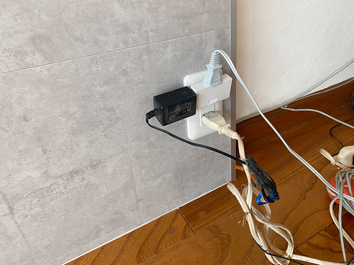 前面下部に新設したコンセント。PIXYはお好きな場所にお好きな数だけコンセントパネルを増設することが可能です。