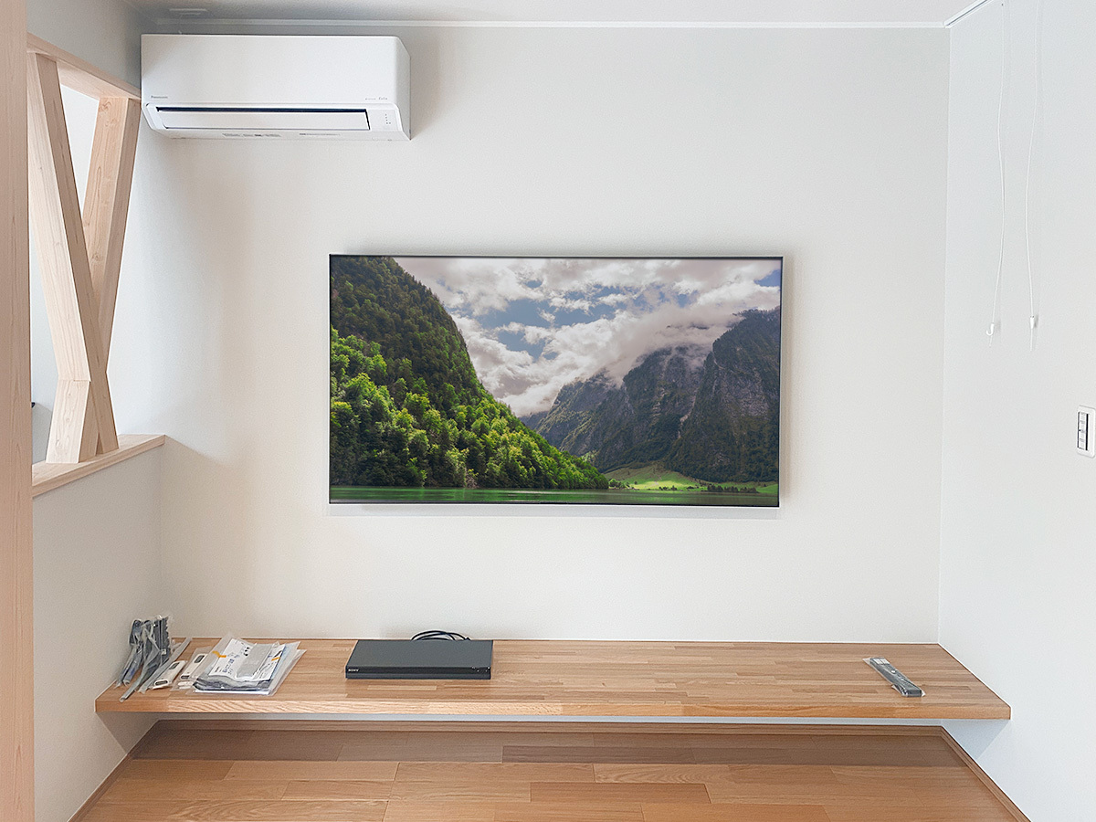テレビは壁掛け工事とセットで同時購入したいただいたK-65XR70。壁掛け時の本体サイズは横幅1445mm、高さ832mm、厚み57mm。重量は27.1kgになります。