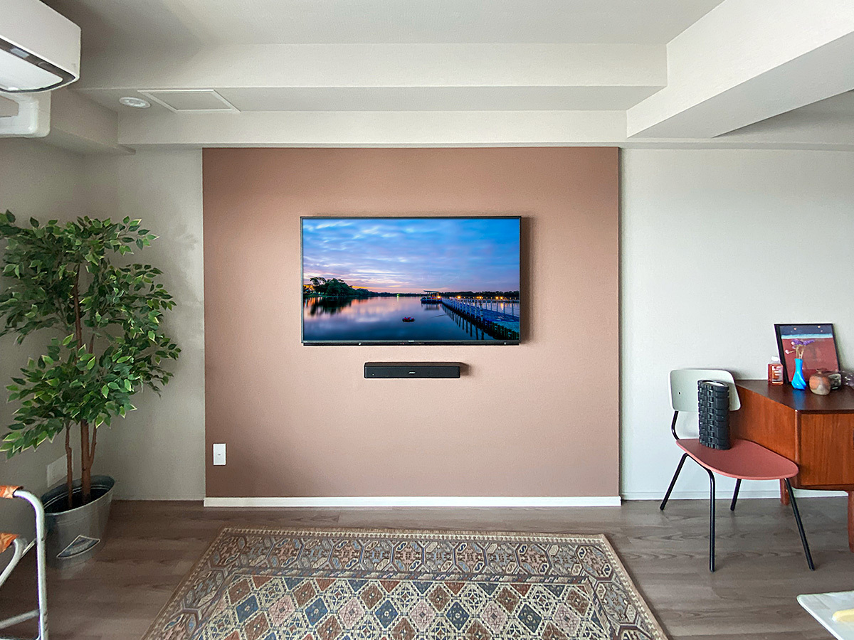 大阪府大阪市のマンションでフェイクウォールPIXYを設置しテレビとサウンドバーを壁掛けしました。