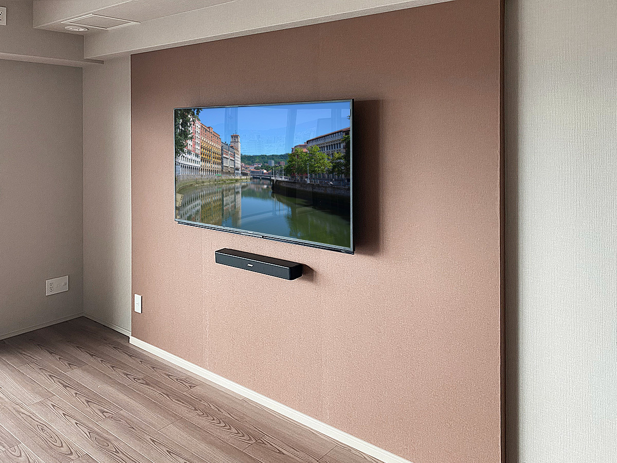 テレビはシャープのアクオス4T-C55DN1。55型の液晶テレビです。壁掛け時の本体サイズは1564mm×918mm×104mm 34.5kg。