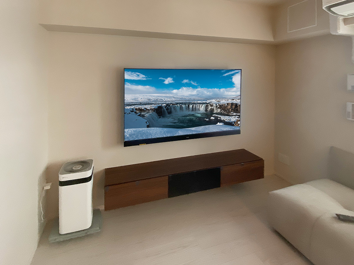 大阪府大阪市でフェイクウォールPIXYを設置し、65インチテレビとパモウナのテレビボードを壁掛け。配線類はPIXY内部を通す壁内配線です。