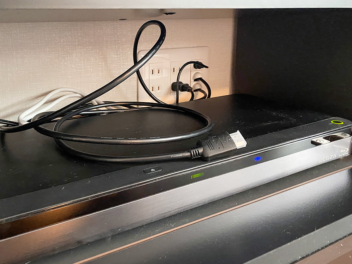 テレビボード内に作った専用コンセント。何本かのケーブルはPIXY(壁)内部を経由し壁掛けテレビへとつながっています。
