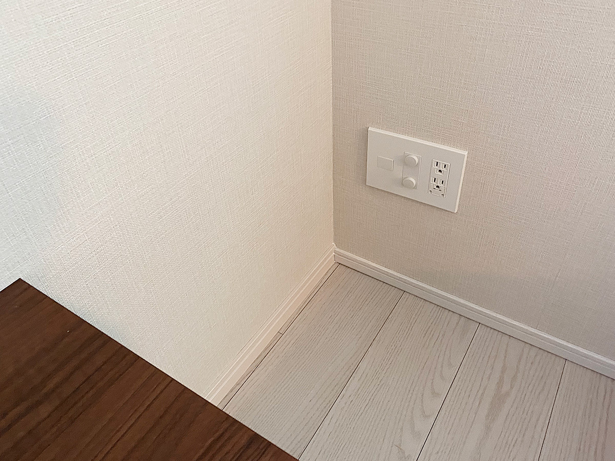 PIXY設置壁にはコンセントが無いため、90度対角壁かのコンセントから100ボルト電源とアンテナ線を延長。PIX内へと導いています。