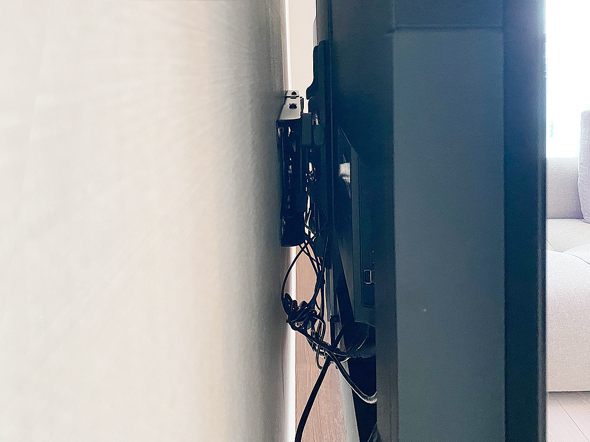 真横から覗きこんだところ。PIXYにじかに設置した壁掛け金具は上下左右可動式タイプです。