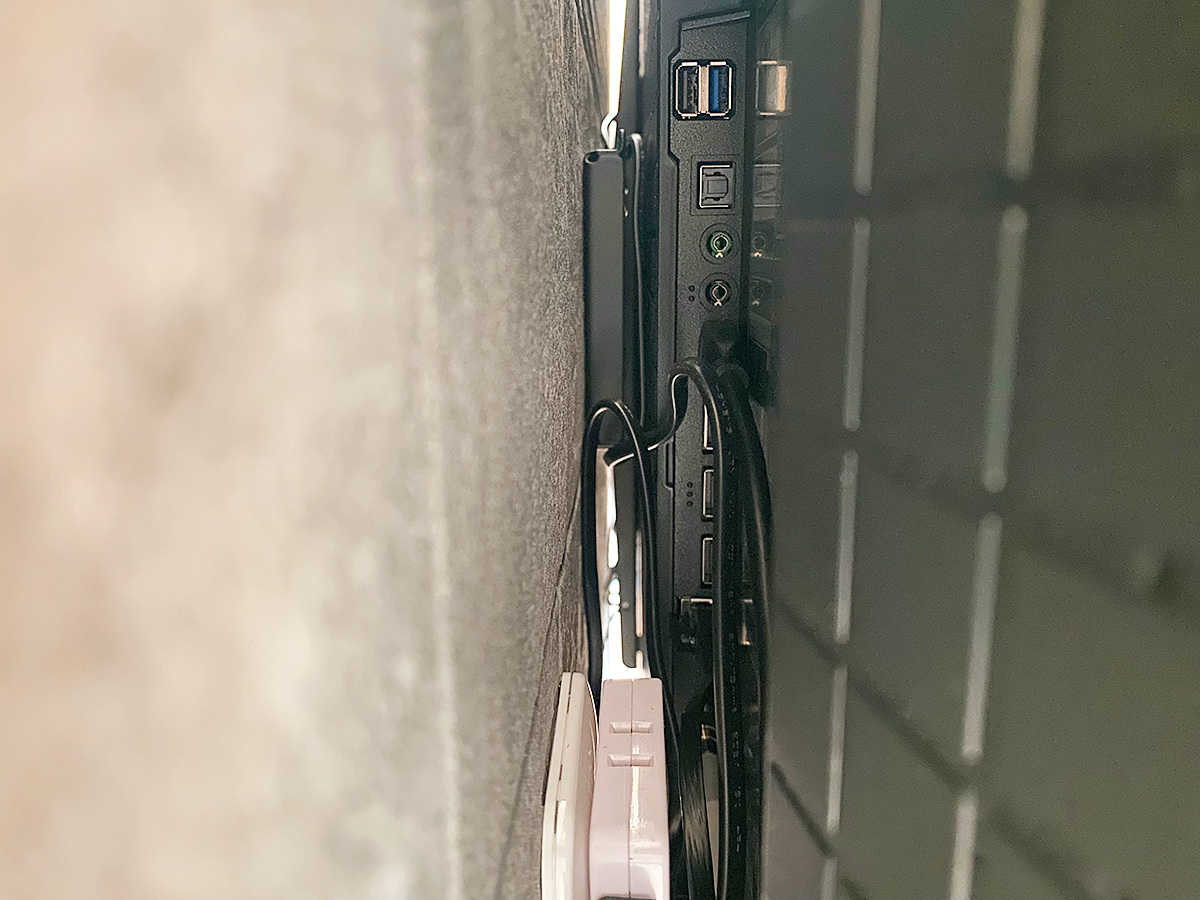 壁掛け金具はエコカラットの上から直接取り付けました。壁掛け金具は角度固定式タイプです。