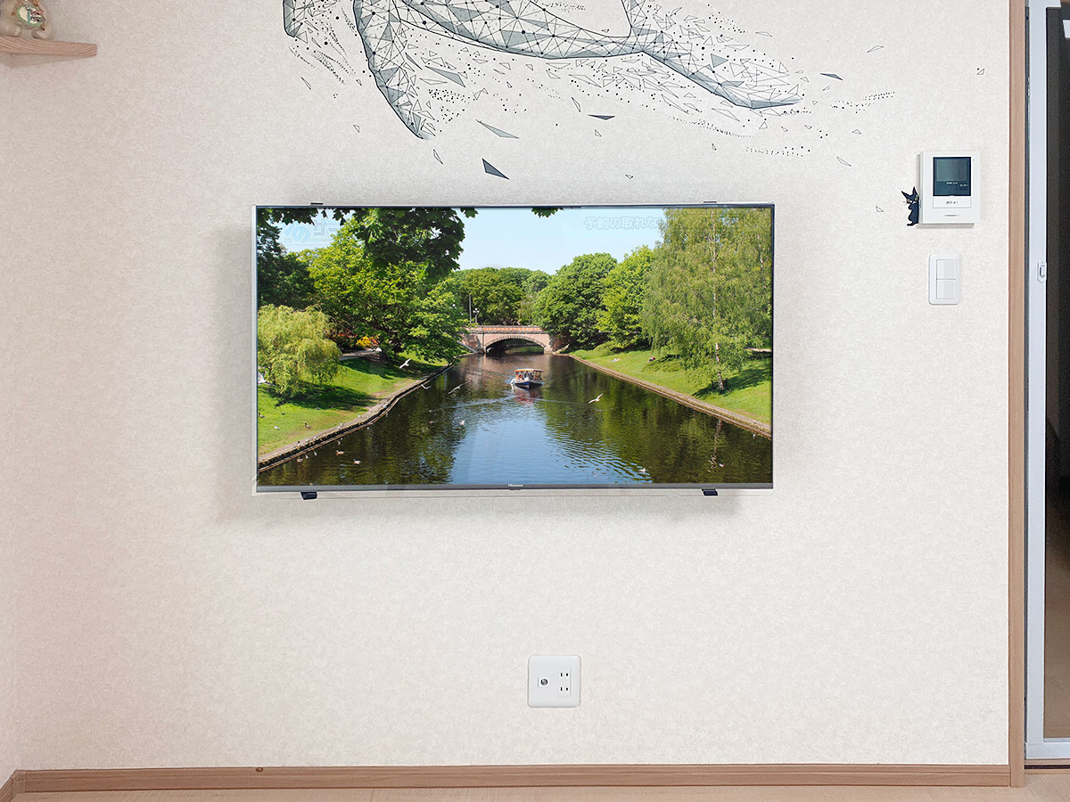 テレビはハイセンスの50U7H。横幅は1116mm、高さは644mm。奥行きは最大79mm。脚部スタンドを外して壁掛けに切り替えます。