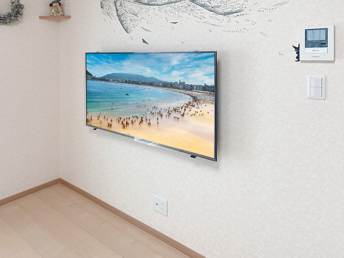 テレビで隠れる位置にコンセントを作り、さらに録画用のハードディスクを設置しています。