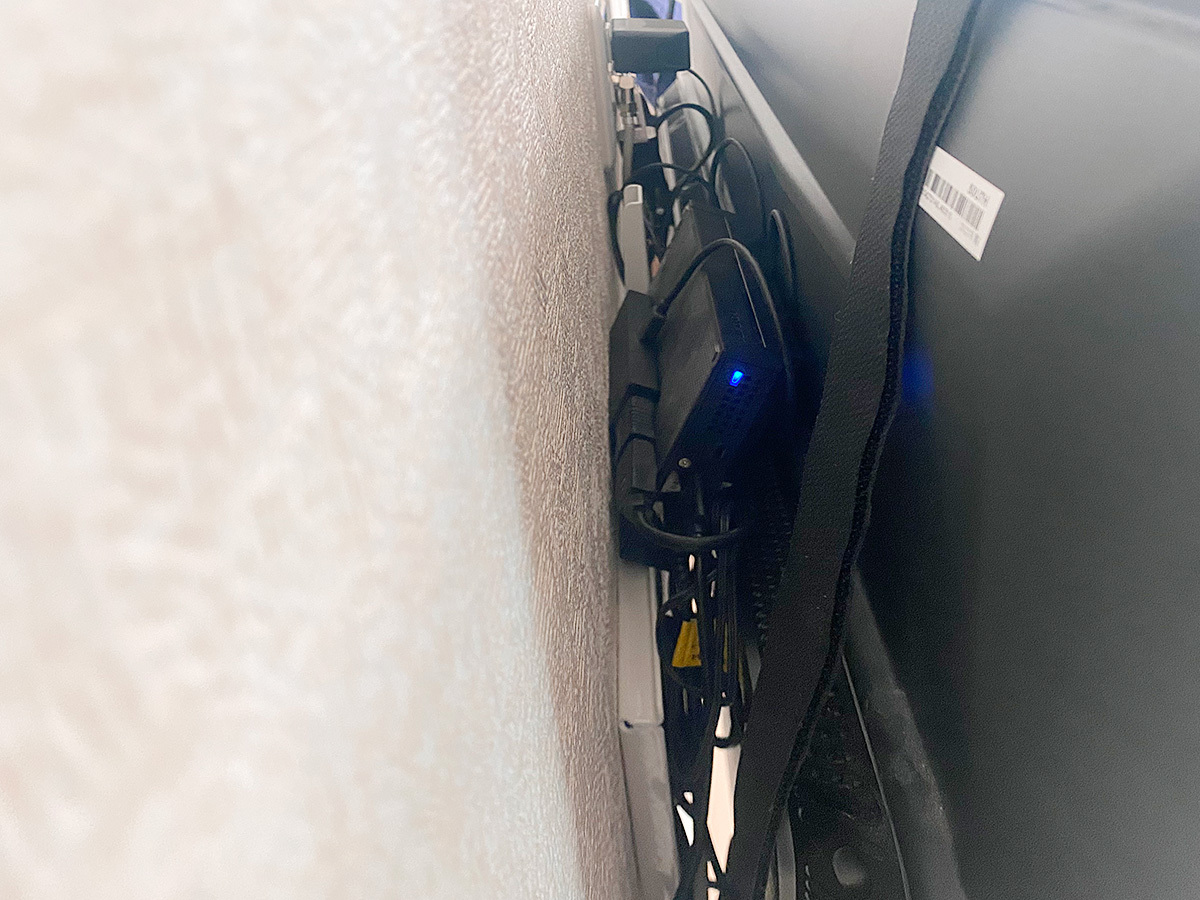 テレビと壁の隙間に配置された番組録画用のハードディスク。