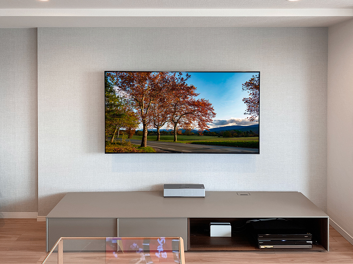 テレビはソニーブラビアKJ-65A9F。壁掛け時の本体サイズは横幅1449mm、高さ835mm、厚み最大86mm。テレビ本体だけで重量27.2kg。