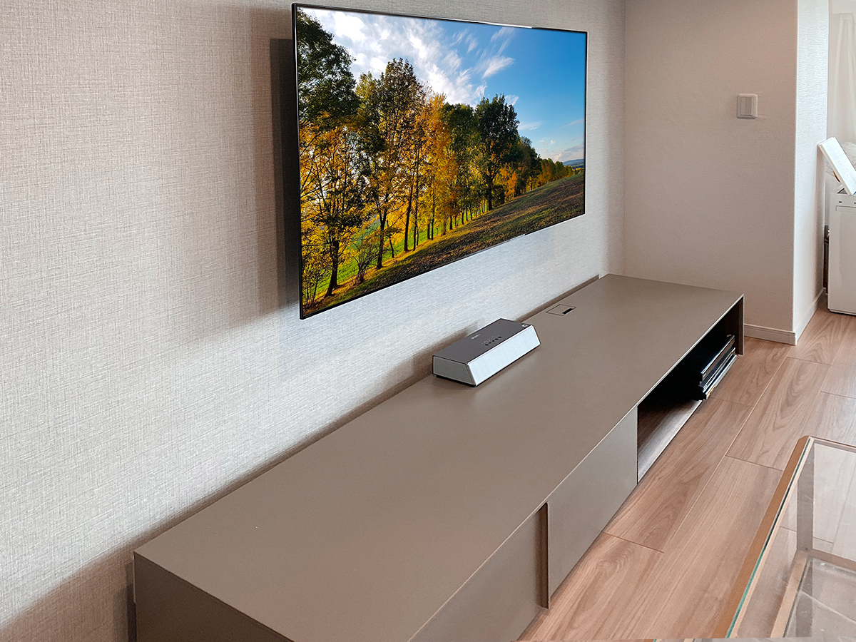 斜め横から見たところ。コンセントはテレビで隠れる位置に1個、テレビボードで隠れる位置に3個の合計4個新設しました。