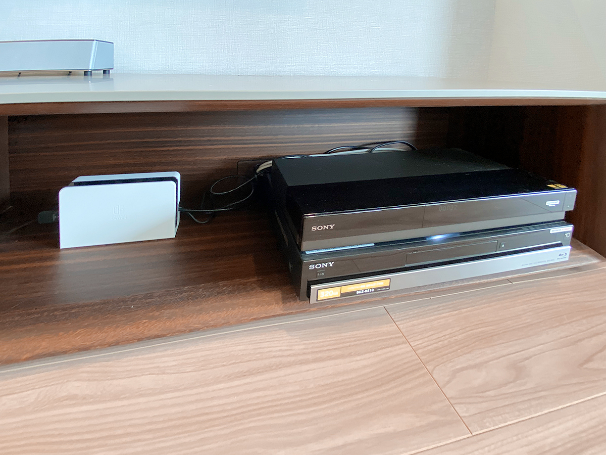 テレビボード内に収納されたレコーダー機器、ゲーム機など。壁掛けテレビに切り替えた後もテレビボードを使い続ける方は多いです。