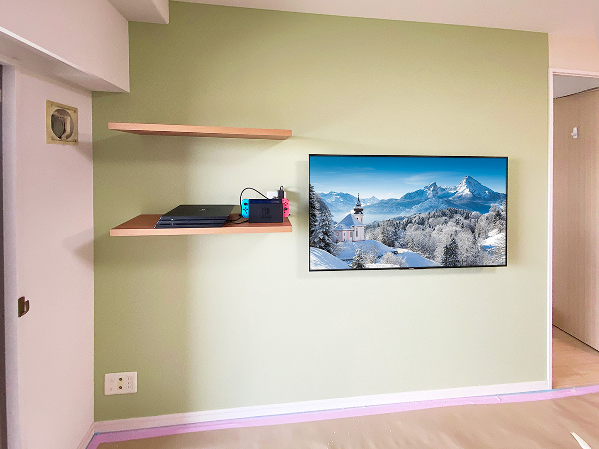 愛知県名古屋市のマンションで壁紙クロスを張り替え、ソニーブラビア55インチテレビとウォールシェルフ(棚)2つを壁内配線で壁掛け
