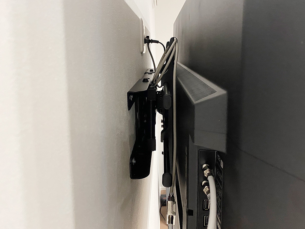 可動式タイプの金具では、アームを折りたたんだ際にケーブル類が垂れさがってテレビ下から見えたりしないよう長さ調節がポイントになります。