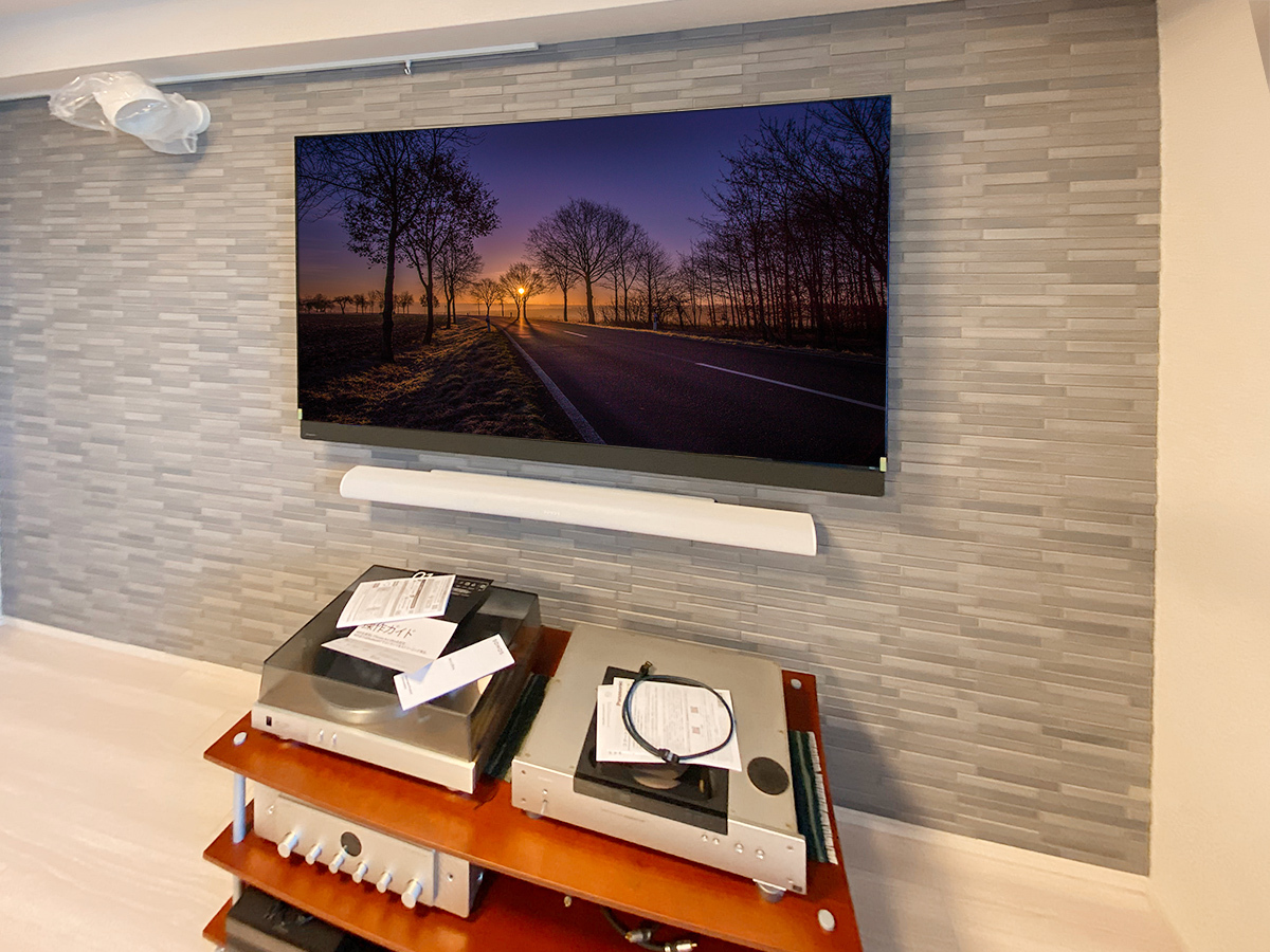 兵庫県姫路市のマンションでエコカラット「ノルディックカラー」を施工した上から65型テレビとサウンドバー、ウォールライトを壁掛けしました。いずれもピンポイントで壁内補強を施してあります。