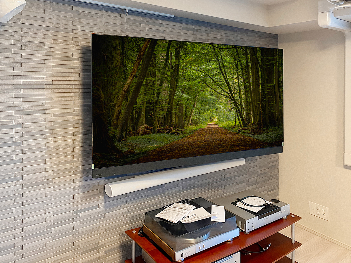 テレビはパナソニックのビエラ TV-65Z95A。65型有機ELテレビ。壁掛け時の本体サイズは横幅1448mm、高さ889mm、厚み69mm。重量は25.5kgです。お客様がご用意されました。