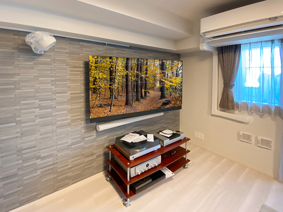 エコカラットを貼る前に壁内配線工事を確実に行うことでケーブル類を見せない美しい壁掛けテレビが実現します。