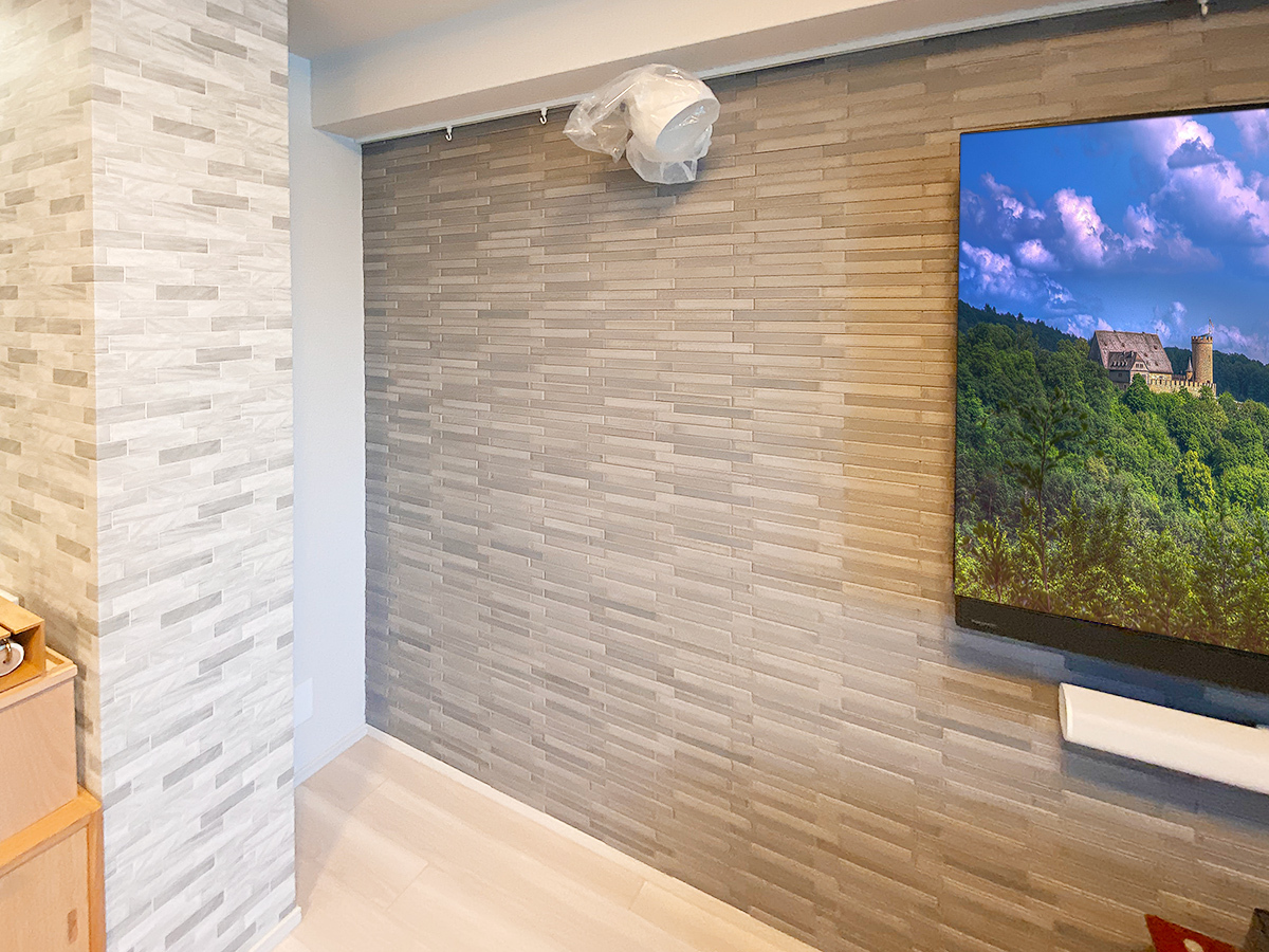 ご覧のようにエコカラット「ノルディックカラー」は壁全面に施工しました。エコカラット＋壁掛け工事は一日で完了するのが何よりの特長です。