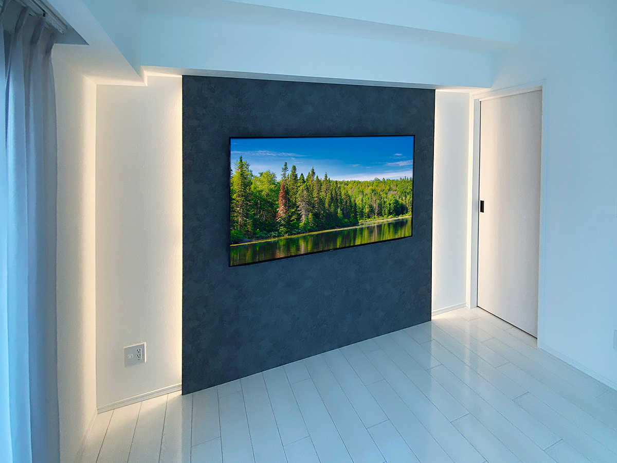間接照明付きのフェイクウォールPIXYを設置し65インチテレビを壁掛けしました。床上コンセントにはHDMI端子を追加しています。