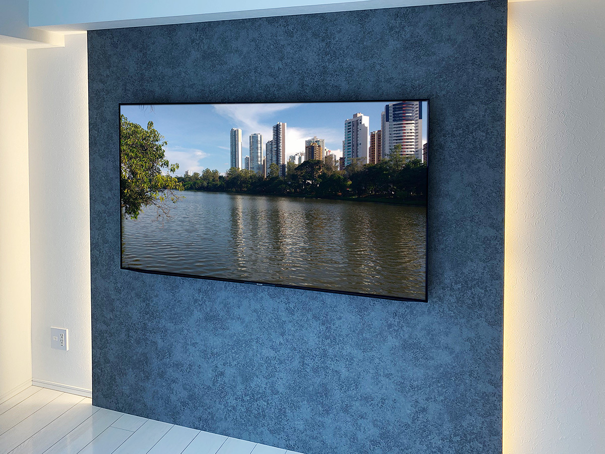 テレビはシャープのアクオス。「4T-C65EQ1」。65型の有機ELテレビ。壁掛け時のサイズは横幅1723mm、高さ1007mm、厚みは最大で84mm。重量は36kg。