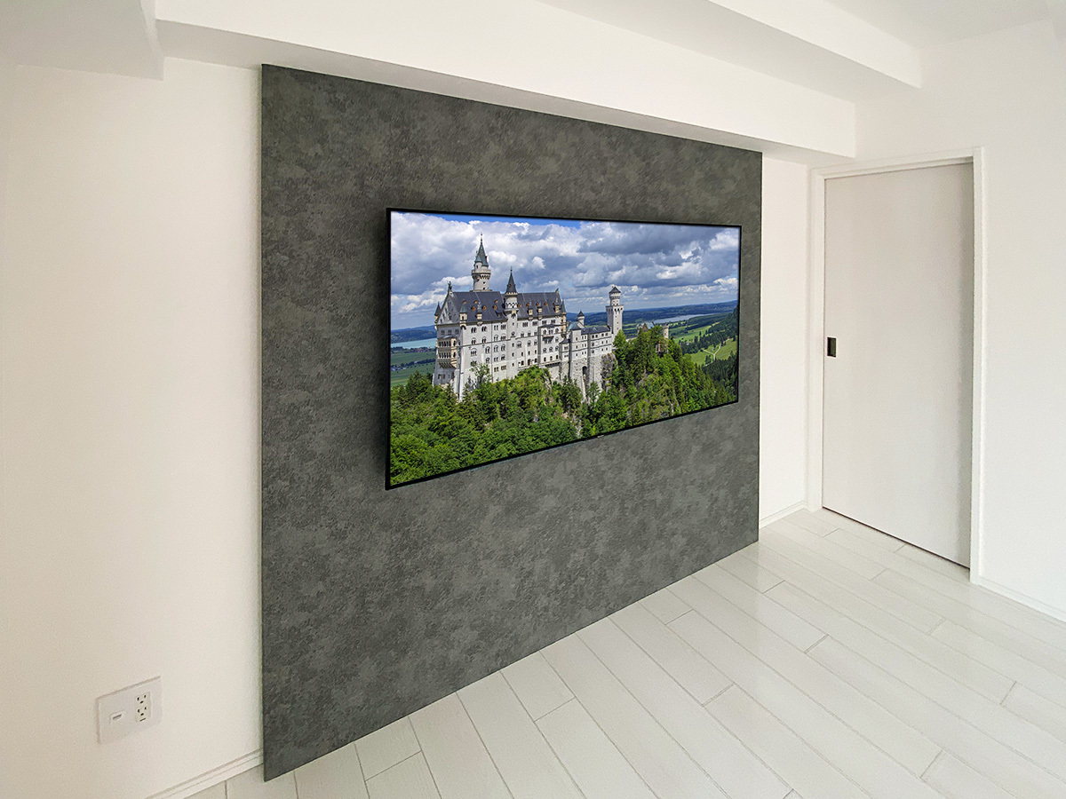 手前に見えるのがHDMI端子を備えたコンセント。PIXY内部を経由し壁掛けテレビまでつながっています。