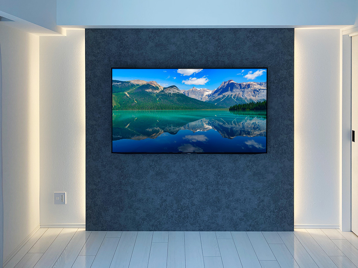 正面から間接照明を点灯させたところ。調光スイッチはテレビで隠れる位置に設置してあります。