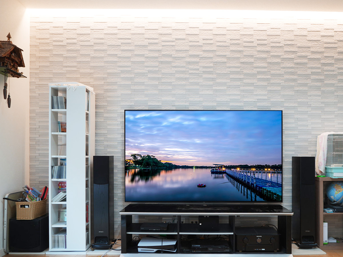 テレビを壁掛けにするとアンテナ線、HDMIケーブル、電源コードなどが壁内経由になることでテレビボード裏の配線が驚くほどすっきりします。長いケーブルがとぐろを巻いたりホコリまみれになることもありません。