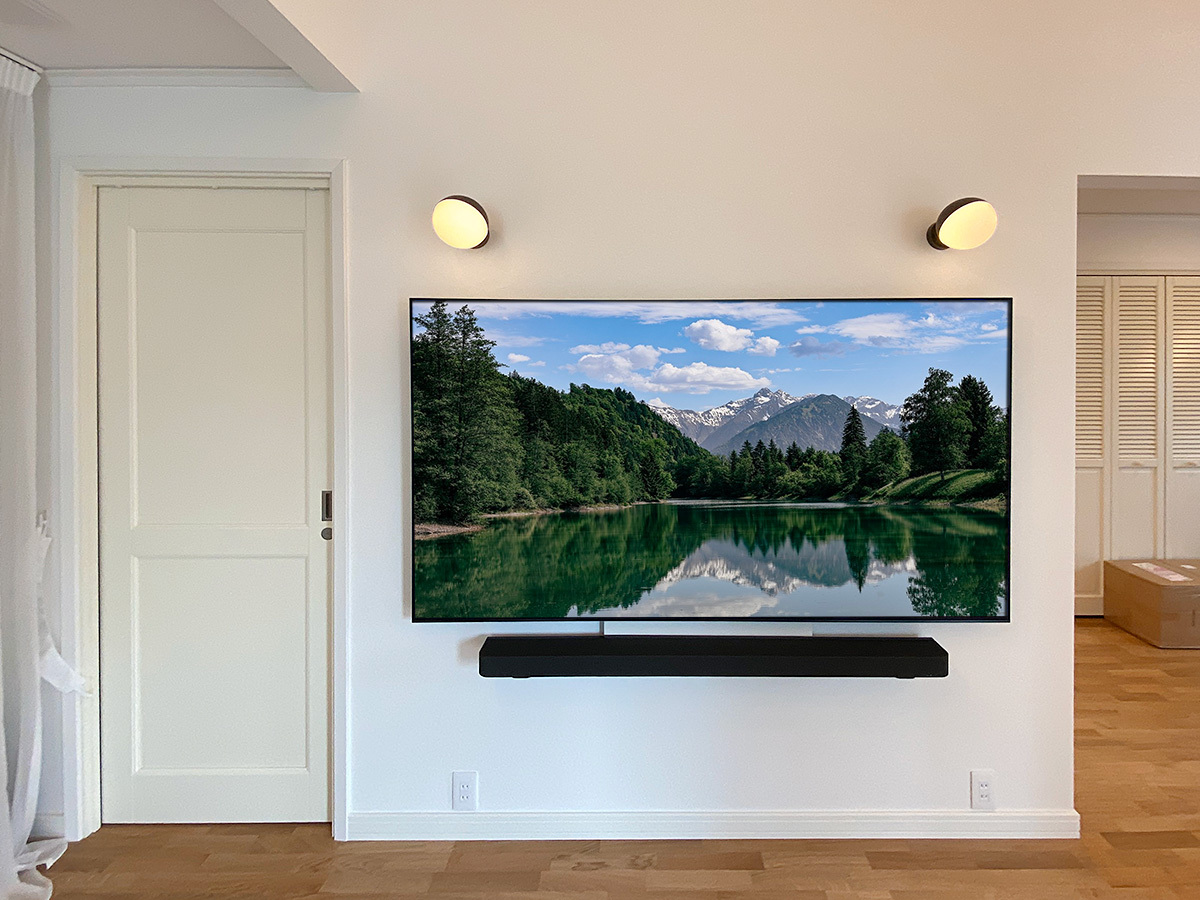 テレビはソニーのブラビアK-77XR80。4K有機ELテレビです。壁掛け時の本体サイズは横幅1713mm、高さ984mm、厚みが最大で38mmという薄さ。重量32.3kgになります。