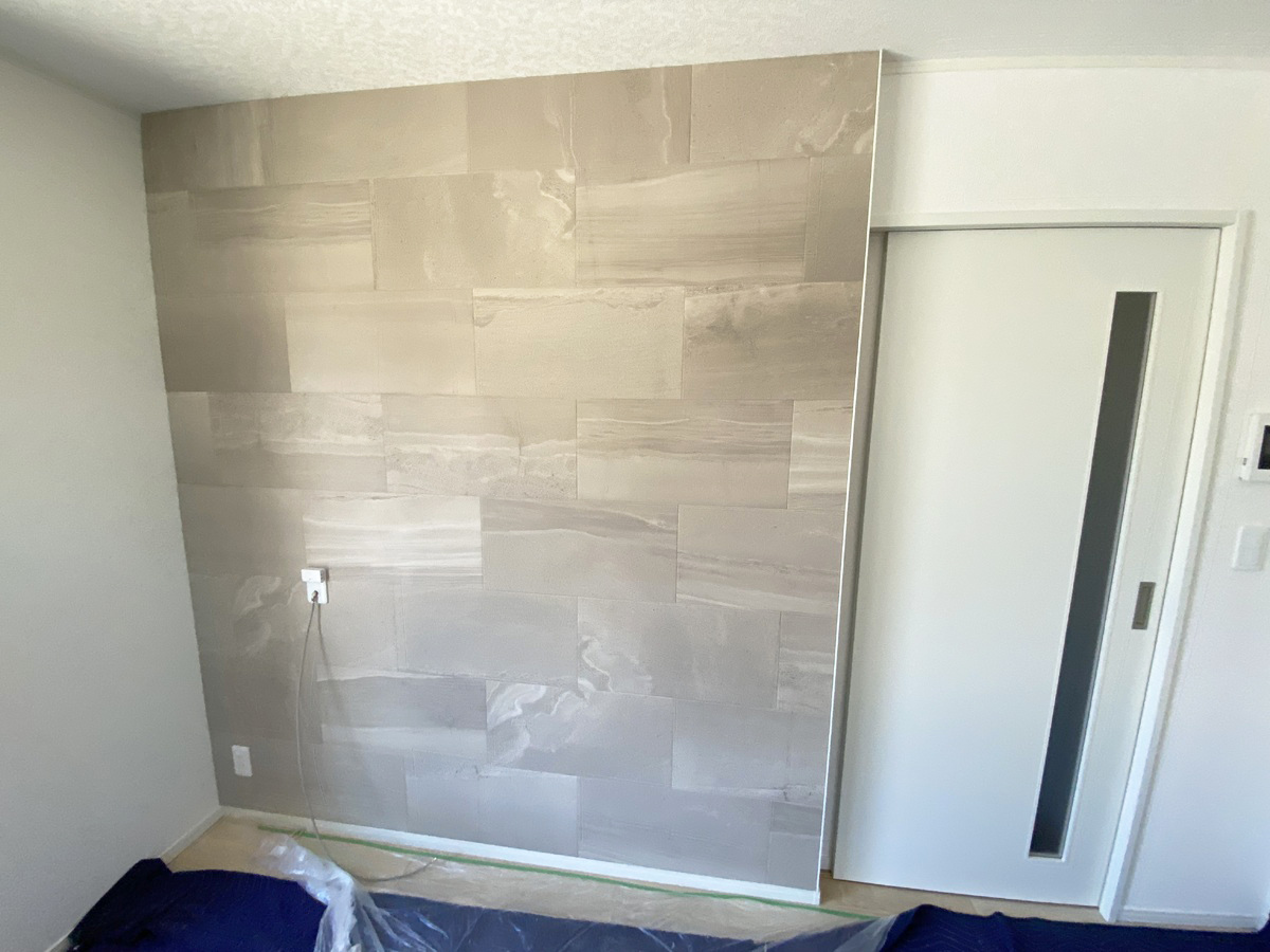 テレビを壁掛けする前のフェイクウォール「PIXY」のみの状態です。幅約2100mm 高さ約2400mm