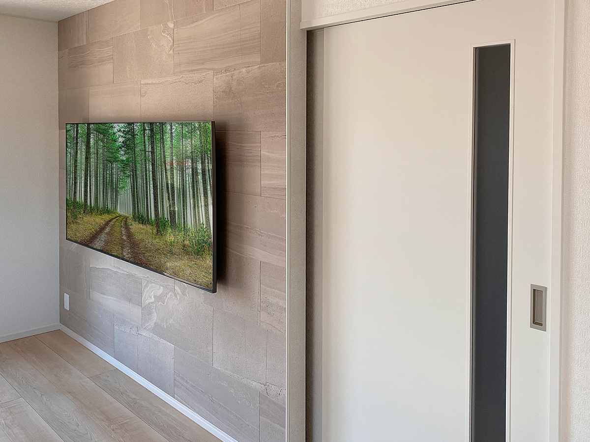 テレビはソニーブラビア K-65XR70。壁掛け時の本体サイズは横幅1445mm、高さ832mm、厚み57mm、重量27.1kg。