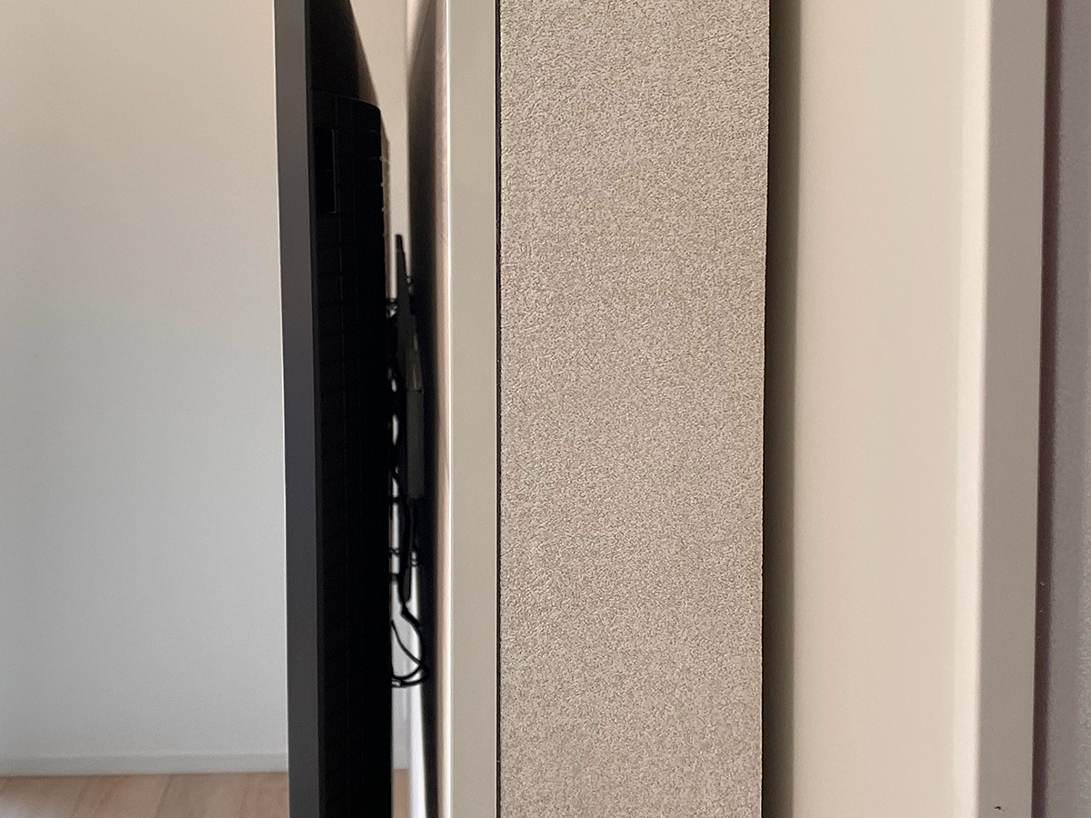 フェイクウォールPIXYにエコカラットを張り、その上から壁掛け金具を設置。テレビ本体を壁掛けしています。