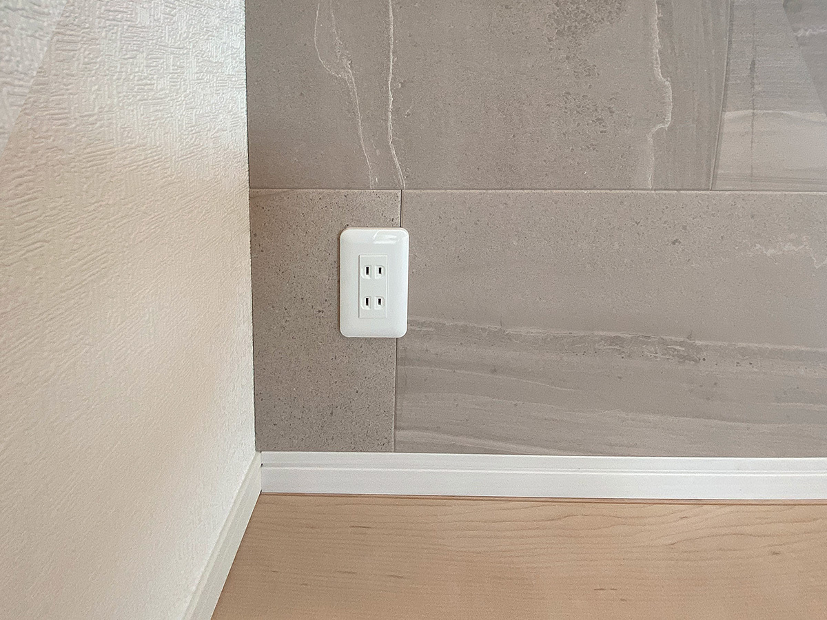 エコカラット床面に新設した100ボルトコンセント。PIXYならお好きな位置に好きなだけコンセントを作れます。