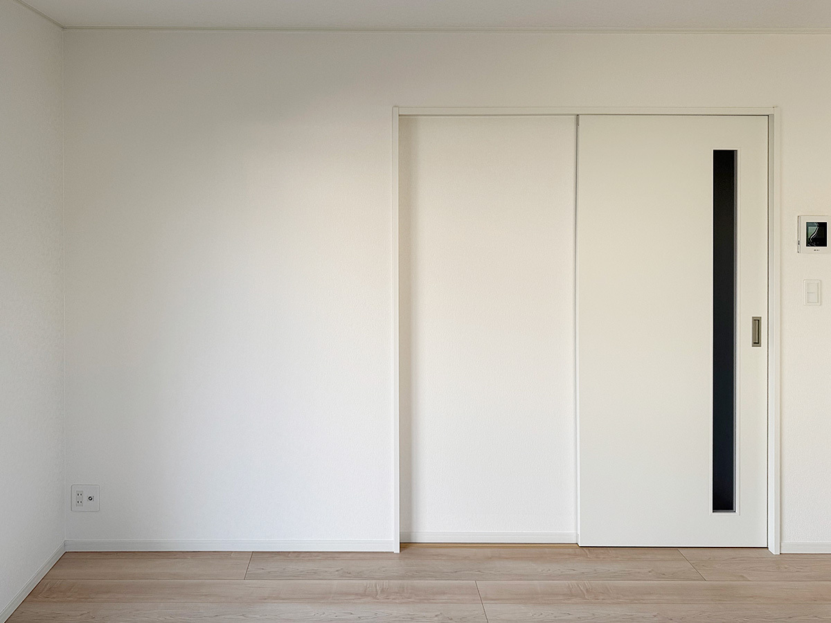 施工前の写真です。このままテレビだけ壁掛けすることもできますが、そうするとテレビが扉側にはみ出てしまいます。