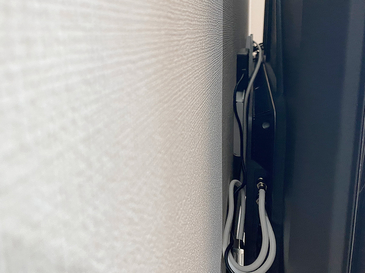壁掛け金具は薄さを生かした角度固定式タイプを採用。テレビと壁のすきまを利用して録画用のハードディスクも取り付けています。番組の録画再生もテレビリモコンでワンタッチです。