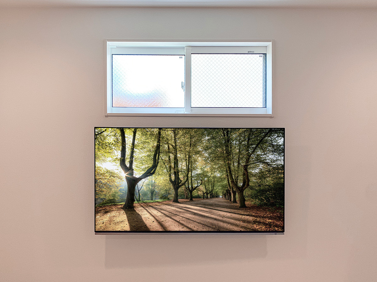 テレビはレグザ 55X8400。壁掛け時のサイズは横幅1226mm、高さ718mm、厚み最大68㎜。重量は18.7kg。