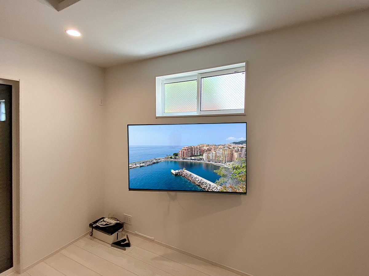 既存の床上コンセント(左下)からテレビで隠れる位置までケーブルを引いています。