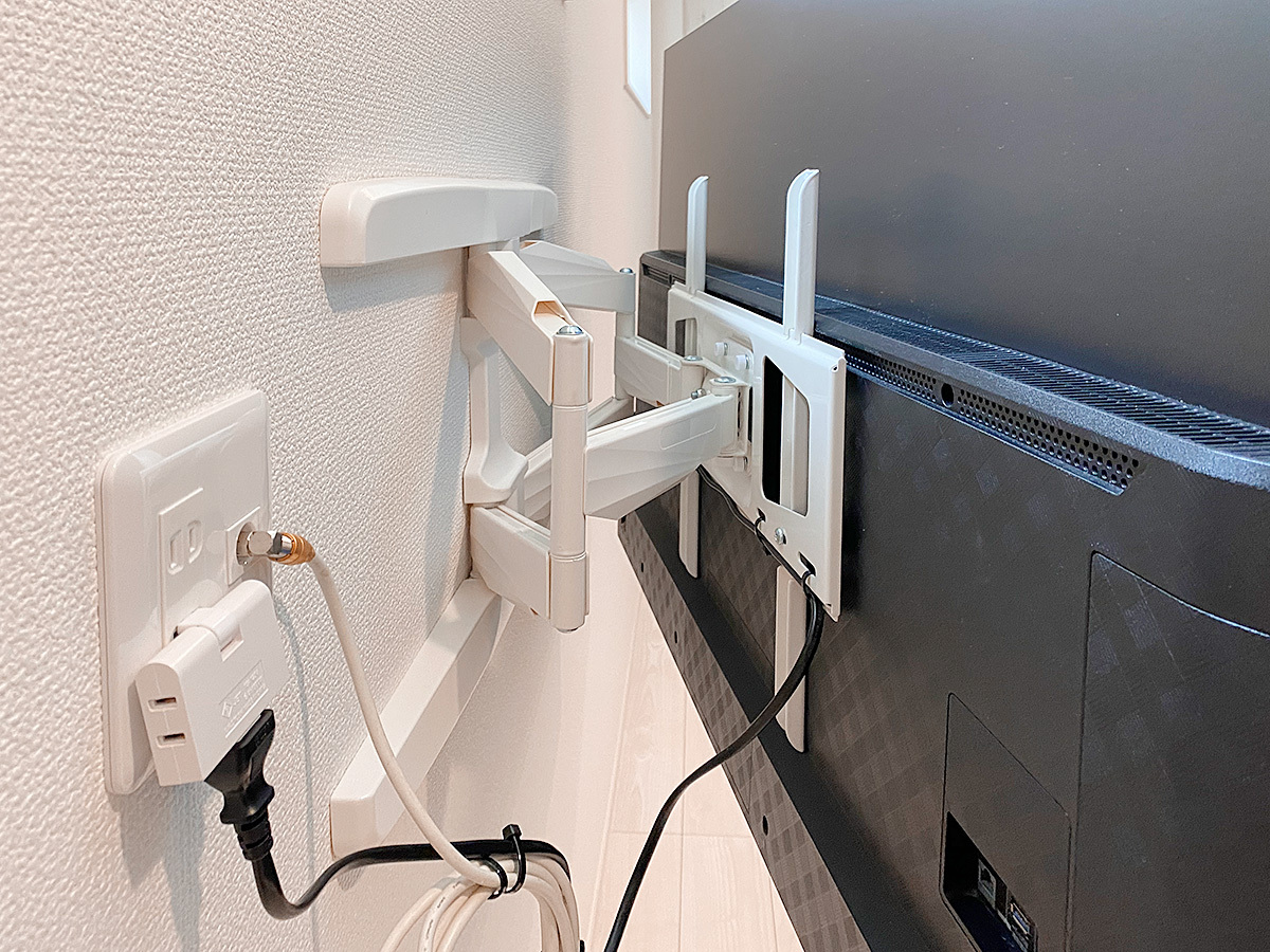 テレビ背面の様子。可動式タイプの金具は御覧のようにアームを手前に引き出し左右に向きを変えられます。
