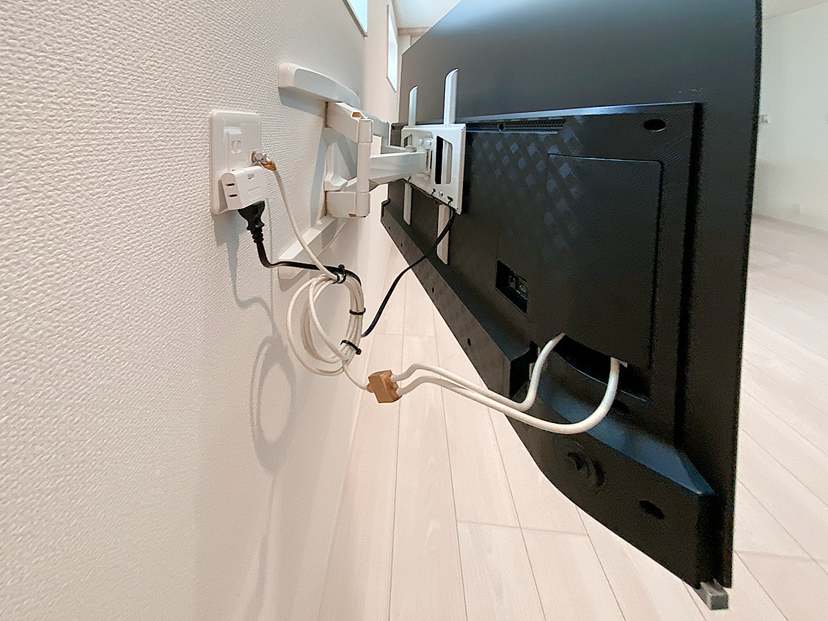 手前に見えるのが新しく作った専用コンセント。左右に首を振ってもケーブルが垂れて見えないようにコード類の長さ調節がポイントです。