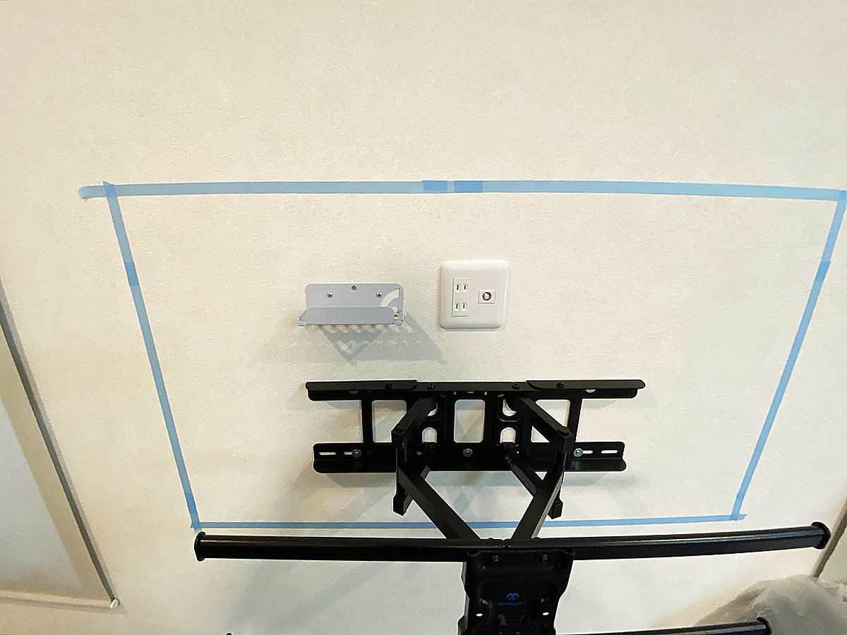 テレビ裏側にニンテンドースイッチ用マウントとTV、ニンテンドースイッチ、サウンドバー用電源コンセントも新設。